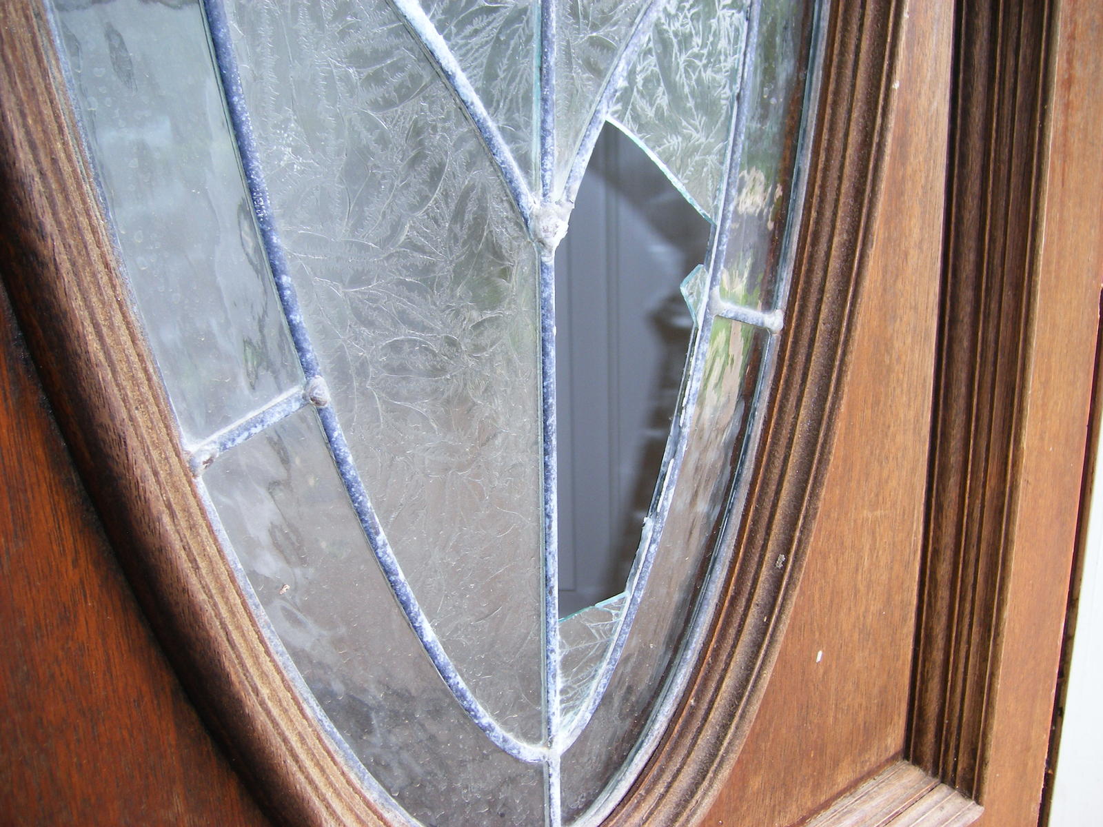 Разбили стекло на двери. Дверь межкомнатная с вставками стекла. Стекла для межкомнатных дверей. Стекло вставка в дверь. Дверь с разбитым стеклом.